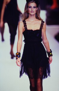 328726963_chanel-ss-1991(1).thumb.jpg.5f4e3f5224df0df81a0f7f2067590c77.jpg