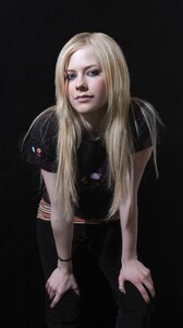 33145_AvrilLavigneAmitLennonShoot05__123_13lo.jpg