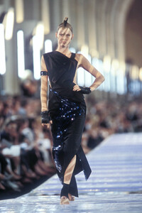 331469481_ChristianDior1999HauteCouture47.thumb.jpg.8672eebc8c6db55249821ecea8d04d2e.jpg