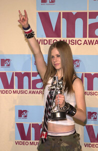 34410_Avril_-_2002_MTV_Video_Music_Awards_Press_Room_-_29th_Aug_002_122_129lo.jpg