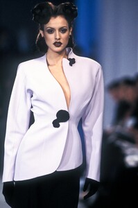 350201011_ThierryMugler1993WomenRTW50.thumb.jpg.45a27e4c6dee5983522cc0b7a12b8cad.jpg