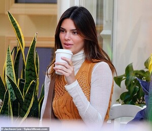 35931002-8972077-Coffee_date_Kendall_Jenner_showcased_her_runway_worthy_frame_as_-a-2_1605921583966.jpg