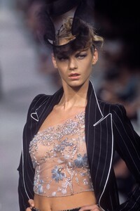 368408387_EmanuelUngaro2000HauteCouture18.thumb.jpg.6d8796aaec17fd7371f0d552ed5815ff.jpg