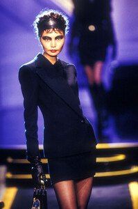 368978269_GianniVersace1997HauteCouture12.thumb.jpg.58f65881d41048bba25fe44828ff2ddb.jpg