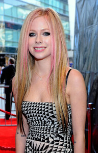 38371_Lavigne1_123_140lo.jpg