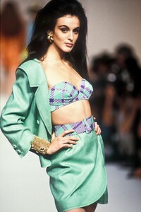 454287371_Valentino1991WomenRTW13.thumb.jpg.9437ab743cb49614cddc07dd4bc24d0d.jpg