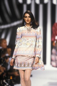 461155301_Valentino1992WomenRTW44.thumb.jpg.1929a8246e655c7b372ff5e390320285.jpg