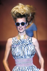 497249124_VivienneWestwood1997WomenRTW90.thumb.jpg.e6a2eb9c74c45419edbcf7c9c0ae2281.jpg