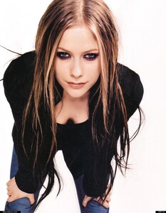 52472_Avril_Lavigne__Under_My_Skin_Promo_Shoot_04_123_472lo.jpg
