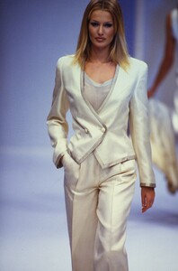 530235985_SalvatoreFerragamoSpring1993(8).thumb.jpg.e17be63c7002d04562d865cdec9d8954.jpg