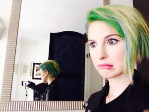 53d55b97a7448_-_hayley-williams-green-hair-lgn.jpg