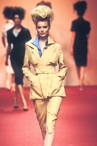 58582168_VivienneWestwood1997WomenRTW54.thumb.jpg.a7b5a0f4e6664200c3bf7e733f88d455.jpg