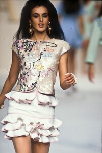 594180016_Valentino1991WomenRTW99.thumb.jpg.8330d97845f3618d98414aedd82632be.jpg