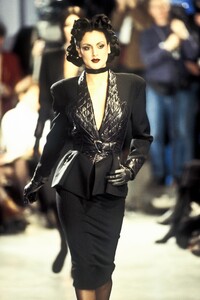 604730904_ThierryMugler1993WomenRTW26.thumb.jpg.650a914b9520e6f28b34e4026400f018.jpg