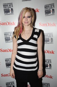 64709_Celebs4ever-com_Avril_Lavigne__SanDisk_aftershow_party_at_the_O2_Arena_in_London_June_4_2008-02_122_878lo.jpg