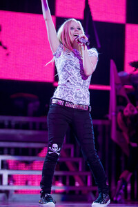 65740_Celeb-City.org_-_Avril_Lavigne_-_The_Best_Damn_Tour_3_122_713lo.jpg