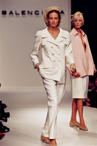 664995153_Balenciaga1996WomenRTW7.thumb.jpg.a82dfe7d955dc5f2faf9b8de01e02758.jpg