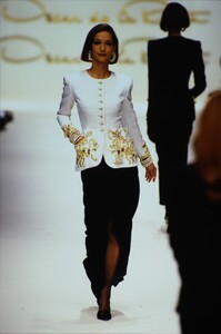 667815313_oscar-de-la-renta-fw-1992(15).thumb.jpg.e0ff836cd0fc8b25978f372ae2e56738.jpg