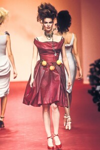 673649872_VivienneWestwood1997WomenRTW41.thumb.jpg.5983863ce46b4c6974dd7ea7efa22bcd.jpg