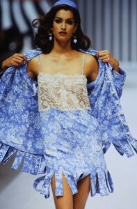 678220749_valentino-hc-ss-1992(6).thumb.jpg.5f8a5f750472b260eaf1edc1271bbaec.jpg