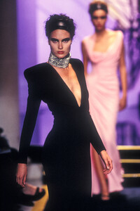 681201531_GianniVersace1997HauteCouture16.thumb.jpg.1ffe6c5408bcacd86eaf9b543ffd97cc.jpg