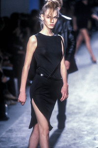 690405270_VersusbyDonatella1997WomenRTW23.thumb.jpg.b5828e1e4e89e3ad45b40283c85cf605.jpg