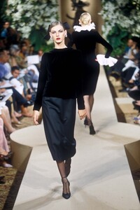 709841482_YvesSaintLaurent2000HauteCouture188.thumb.jpg.61552575420e4df238b2a402849e95a2.jpg