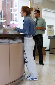 Photos-Emma-Watson-Grocery-Shopping-London (2).jpg