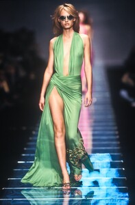 726778784_Versace2000WomenRTW33.thumb.jpg.8155e9fbdb79bf7a0087a24146d3e4b1.jpg