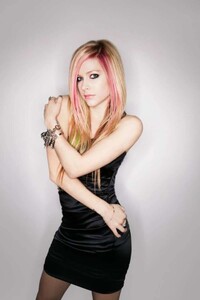 740full-avril-lavigne.jpg