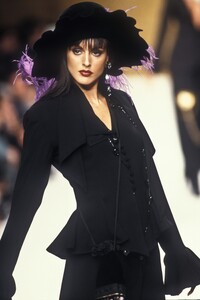 744826875_EmanuelUngaro1994WomenRTW90.thumb.jpg.bb05b92adf03ea5d1443d79c1546e5ef.jpg