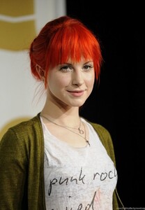 754625_the-gallery-for-hayley-williams-beach-wallpapers_728x1047_h.jpg