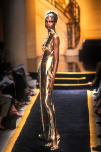 774009101_GianniVersace1997HauteCouture13.thumb.jpg.804ecd9d021f8fd7a077dcd6ce858f55.jpg