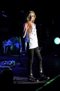 7th-May-2011-Hong-Kong-China-Performance-avril-lavigne-21818993-333-500.jpg