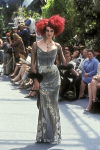 800837626_ChristianDior1997HauteCouture14.thumb.jpg.2a5450ee76af6ba097a37f269c88ee6e.jpg