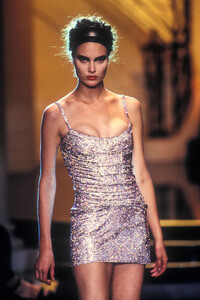 808744438_GianniVersace1997HauteCouture18.thumb.jpg.9303995f4676dcf928d84ab70e65ce7a.jpg