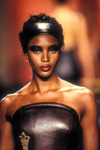 815855789_GianniVersace1997HauteCouture9.thumb.jpg.1a81d9bd1c217505c818b4f089c78df8.jpg