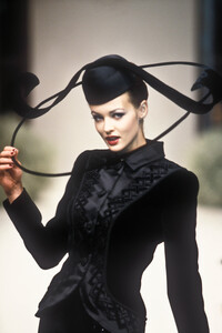 832951193_PierreBalmain1995HauteCouture40.thumb.jpg.f72290dcad27f875174ad26245c98bfe.jpg