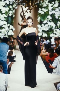 837935538_YvesSaintLaurent1995HauteCouture167.thumb.jpg.68f52ccf4a9348e9cb64eb764856fe21.jpg