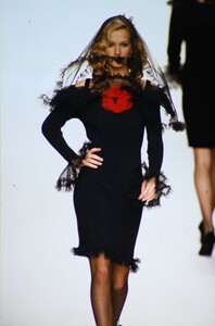 910621398_ysl-fw-1994(9).thumb.jpg.31a7c1c61b677a548861ae14c91e7f70.jpg