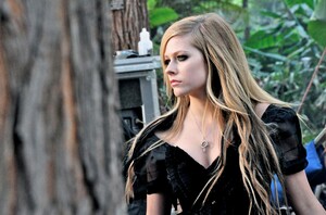 92270_avril_lavigne_alice_in_wonderland_music_video_stills-2_122_73lo.jpg