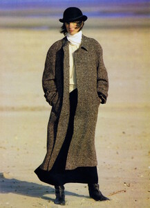 947034551_UKVogueNovember1982GreatestCoverIntheCountryTerenceDonovan3.thumb.jpg.69b5c0d01bf672b6a4b135bcb8dc24f0.jpg