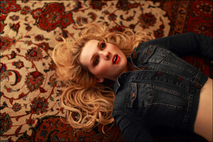 960026565_AbigailBreslin_2012GreggDelmanPhotoshoot1_122_440lo.jpg