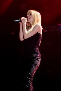 97107_Avril_Lavigne_-_2005_Bonez_Tour_Hammersmith_London_-_20th_May_012_122_136lo.jpg