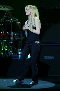 97289_Avril_Lavigne_-_2005_Bonez_Tour_Hammersmith_London_-_20th_May_002_122_1032lo.jpg