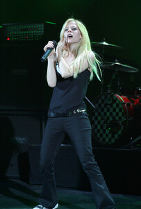 97334_Avril_Lavigne_-_2005_Bonez_Tour_Hammersmith_London_-_20th_May_001_122_184lo.jpg