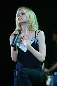 98086_Avril_Lavigne_-_2005_Bonez_Tour_Hammersmith_London_-_20th_May_031_122_392lo.jpg