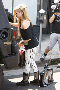 AVRIL-LAVIGNE-Out-Shopping-in-Hollywood-10.jpg