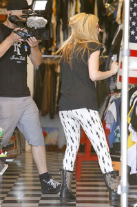 AVRIL-LAVIGNE-Out-Shopping-in-Hollywood-5.jpg