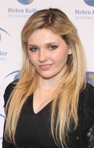 Abigail-Breslin-18-4-1307x2048.jpeg